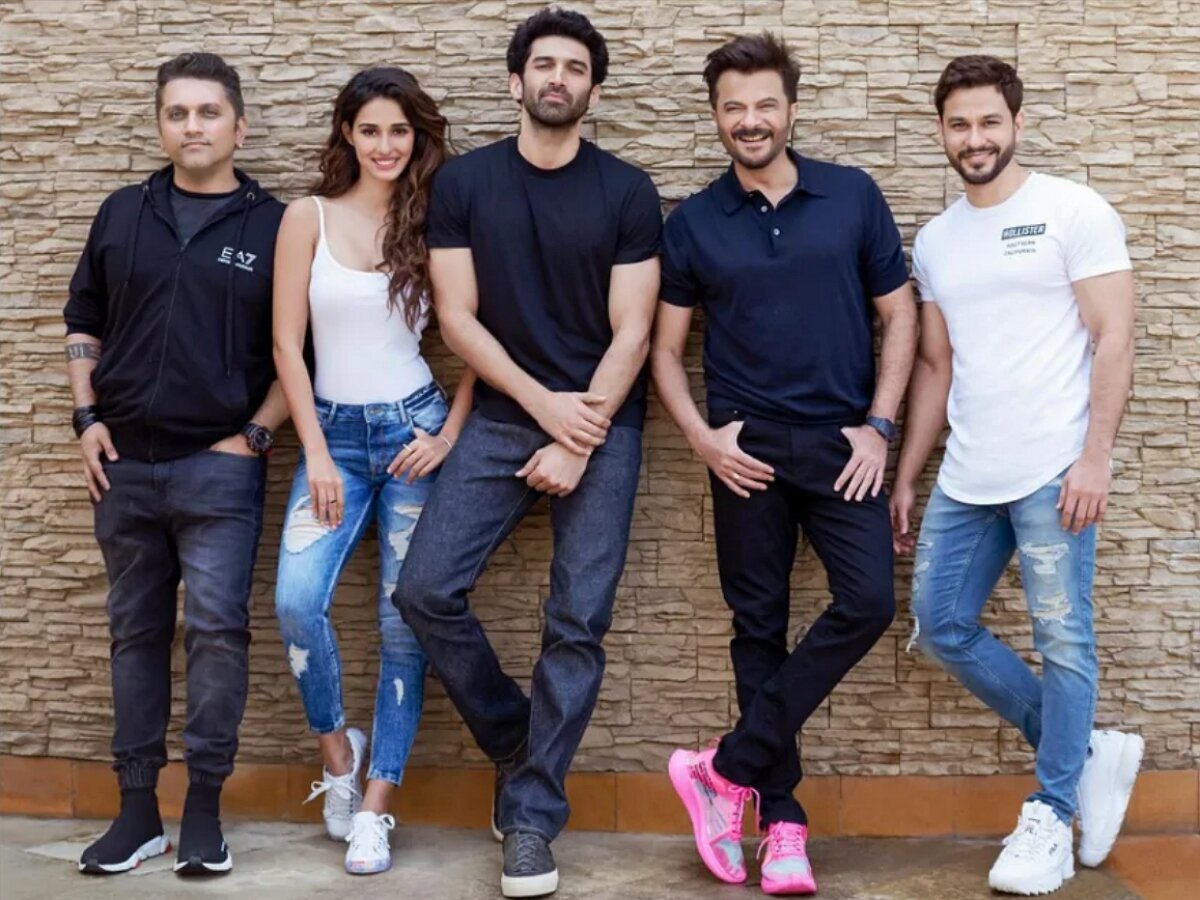 Режиссер Мохит Сури и актеры, сыгравшие главные роли в фильме «Бродяга» / источник фото: firstpost