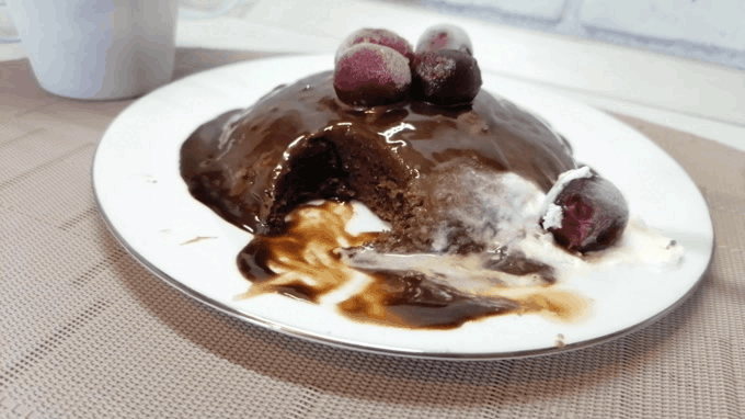 Невозможно устоять, мне кажется это лучший десерт из консервированных фруктов!