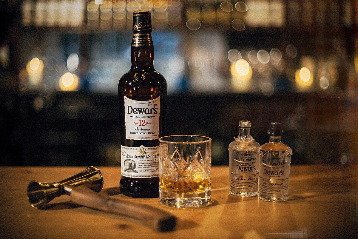 Фото виски белое. Dewars true Scotch 12. Рокс Dewars. Джон Дюар. Dewars виски голубой.