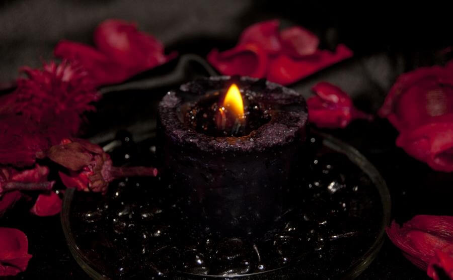 Черные магические свечи. Ритуальные свечи. Черная ритуальная свеча. Черный ритуал.