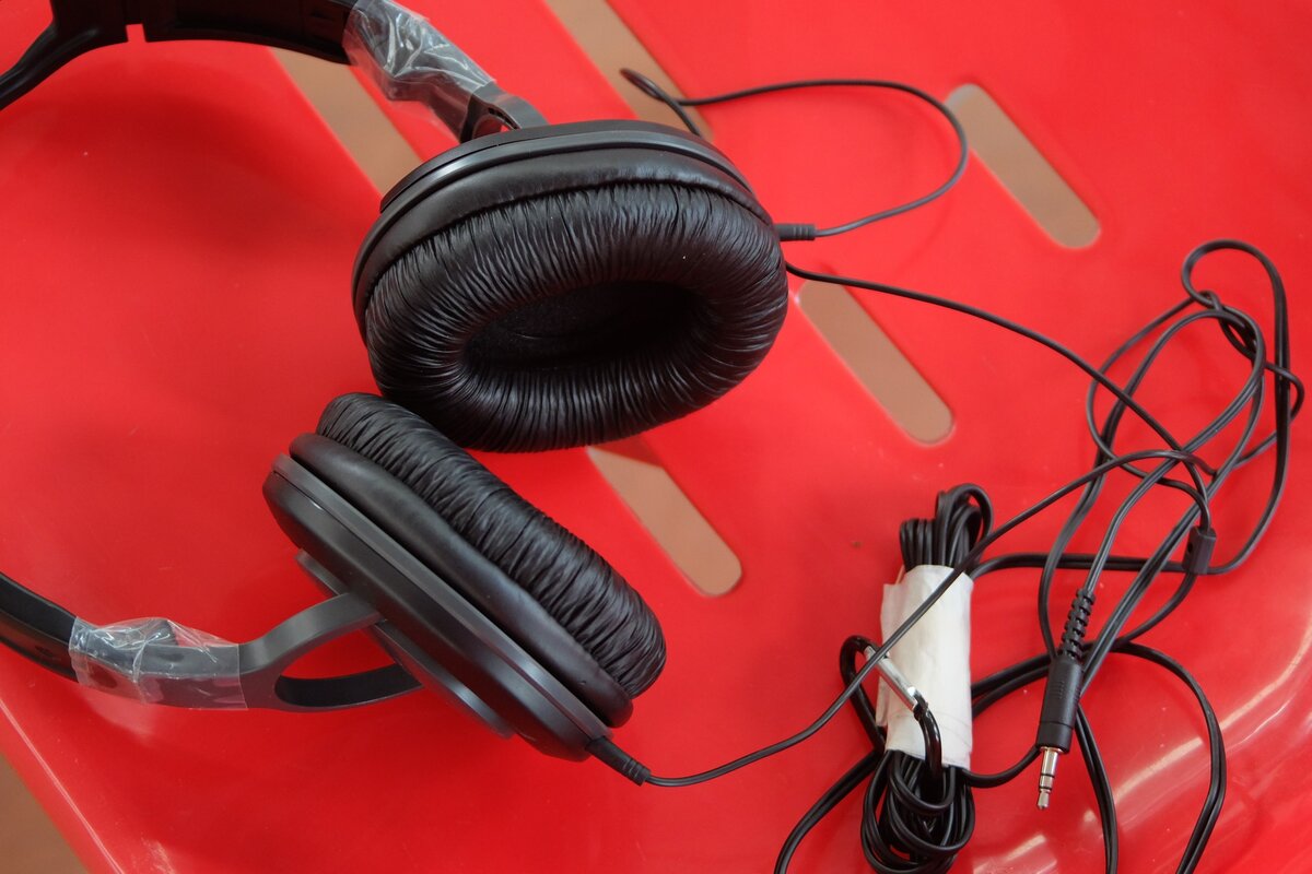 девушка с магнитофоном. включи музыку связала. вокал онлайн обучение. диджей с микрофоном. музыка нас связала you instead 2011.