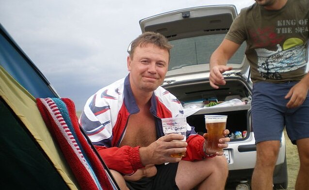 Парень похож на Гошу и его Гольф на заднем плане...