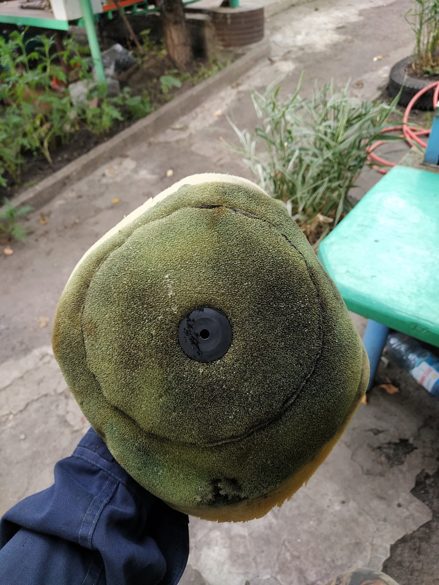 Фильтр имеет механические повреждения и загрязнения.