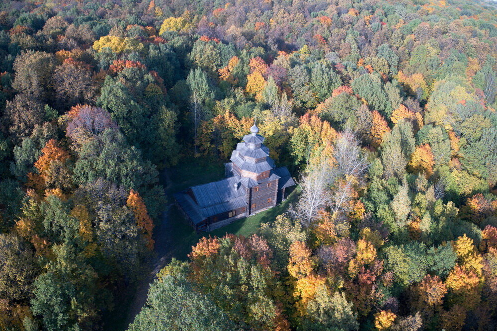 Мой добрый приятель Георгий Зименко на своем воздушном шаре пролетал над Щелоковским хутором и выложил прекрасные фотки. Я решил, что на коптере возможностей для маневров будет больше, и по проторенной дорожке отправился на хутор этот самый коптер запускать. Около музея деревянного зодчества пробка из машин. Кажется, что перед закрытием музея на реконструкцию в нем решили побывать все. Побродив час с экскурсией, я взлетел и натолкнулся на непонимание со стороны охраны.  - Снимать запрещено!
- Почему?
- Потому что!
- Вообще не ответ!
- Щас милицию вызову.
- Ваше право.
 Ругани было минут на 20. Даже мой экскурсовод, которая все время притворялась серой мышкой оказалась разъяренной тигрицей, разве что не кидалась на бедный летательный аппарат. 
- Без письменного разрешения! Как можно!
Я махнул рукой, вышел за забор и спокойно полетел обратно. Зачем, спрашивается 150 рэ потратил? 