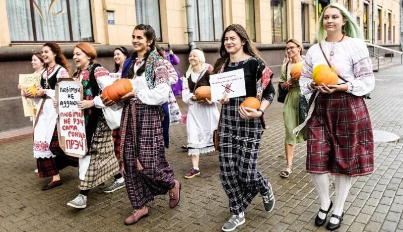 30 августа женщины несли тыквы к Дому правительства в Минске. Фото Максима Малиновского (people.onliner.by)