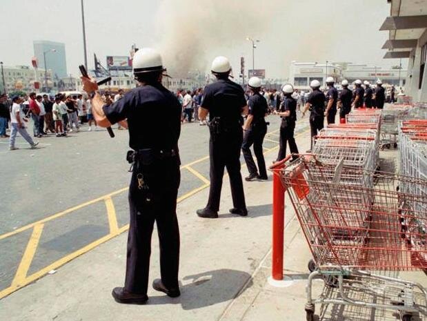 Лос-Анджелес 1992 год. Историческое фото. Погромы торговых центров.