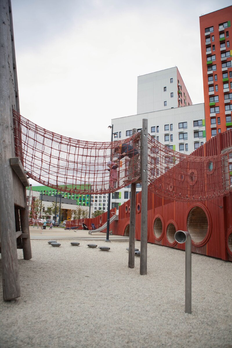 Попасть в неё можно многими способами, один из них - подвесной мост.