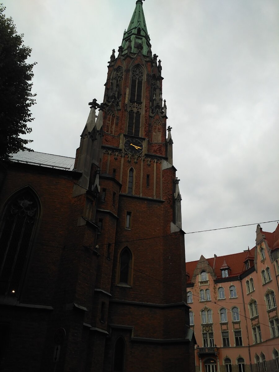 Первое архитектурное строение зацепившее мой взгляд по пути в центр 