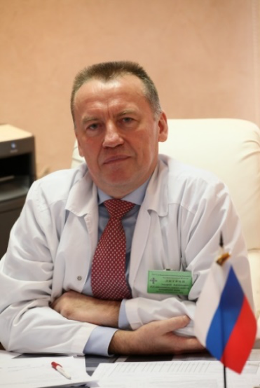 Панкреатит является самым распространенным заболеванием поджелудочной железы. Эта болезнь приводит к разрушению поджелудочной железы, лишая организм выработки инсулина и пищеварительных ферментов. Острый панкреатит может перейти в панкреонекроз (иногда за считанные часы), который может привести к смерти, несмотря на все усилия медиков.

В комплексном лечении острого панкреатита обычно используются препараты, снижающие кислотность желудочного сока (например, омез, кваматель и др.). Однако на сегодняшний день нет точных данных об их эффективности и безопасности применения при этом тяжелом и, зачастую, фатальном заболевании.

 Профессор кафедры хирургических дисциплин медицинского института БФУ им. И. Канта Литвин Андрей Антонович в составе международной исследовательской группы провел изучение эффективности кислотопонижающих препаратов у пациентов с острым панкреатитом. Цель исследования состояла в том, чтобы оценить наличие взаимосвязи между применением кислотопонижающих препаратов, тяжестью исходов острого панкреатита, частотой желудочно-кишечных кровотечений и инфекционных осложнений у пациентов с острым панкреатитом.

 В целом, в работе проанализированы результаты обследования и лечения 17 422 взрослых пациентов с острым панкреатитом. Результаты исследования были опубликованы в авторитетном научном журнале Pancreatology.

В результате данного международного когортного исследования ученые на большом исследовательском материале сделали вывод, что кислотопонижающая терапия должна входить в комплексное лечение тяжелого острого панкреатита. Однако, по результатам этого исследования, значимого положительного влияния использования кислотопонижающих препаратов на исходы острого панкреатита, предотвращение желудочно-кишечных кровотечений и инфекционных осложнений не выявлено.

Андрей Литвин, профессор кафедры хирургических дисциплин медицинского института БФУ им. И. Канта:
“Всегда очень интересно работать в международной команде, тем более над такой сложной проблемой как лечение острого панкреатита. В исследовании принимали участие врачи-исследователи из 59 научных центров, 23 стран под эгидой Международной панкреатологической ассоциации (International Association of Pancreatology) и Европейского панкреатологического клуба (European Pancreatic Club), членом которых я являюсь. В результате такой работы появляются новые идеи, новые актуальные направления для исследований”.