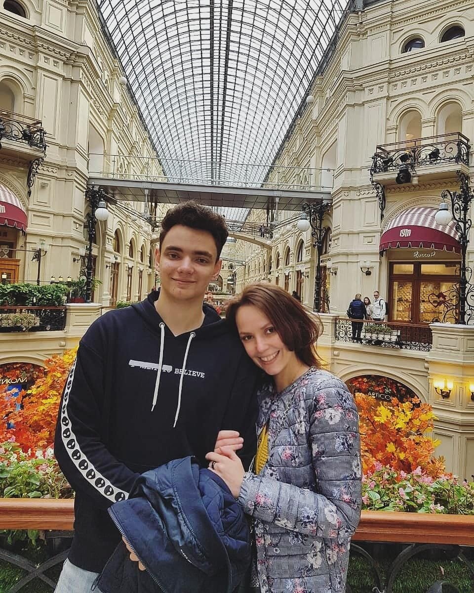 Из милых малышей вырастают вот такие огромные парни, способные причинить зло. На фото я и мой сын, который, смею надеяться, воспитан нормальным человеком.