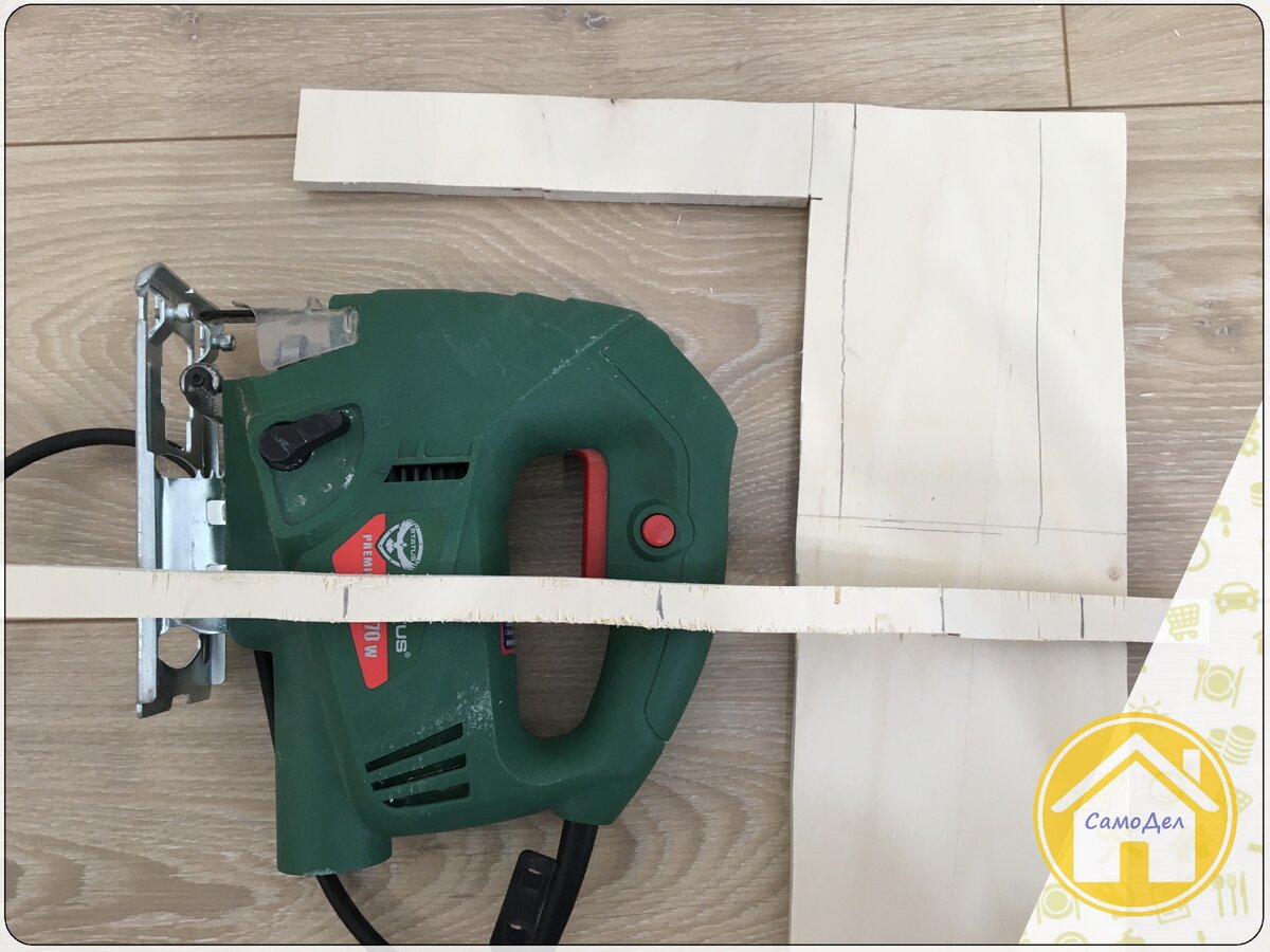 Отмечаю места для пропила на боковинах держателя циркуля для электорлобзика.