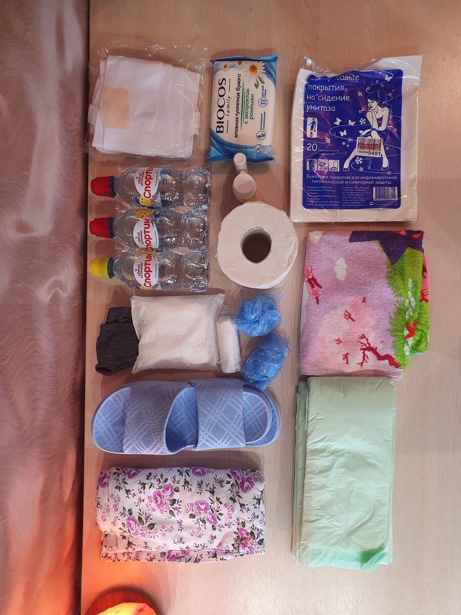Содержимое (позже добавлю шоколадку, зарядку, наушники, Power bank )