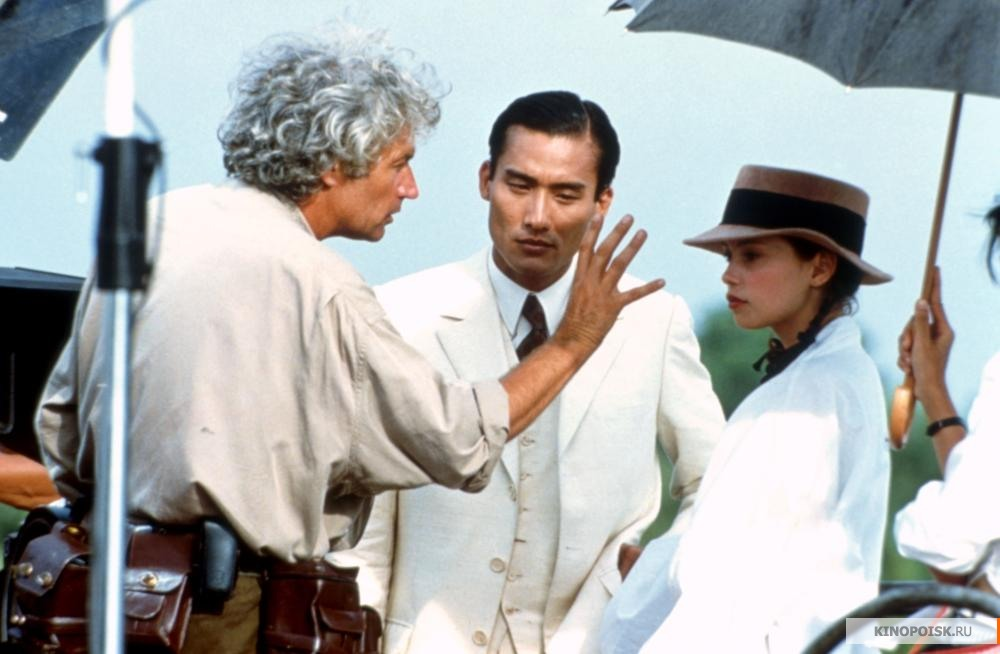 Фото со съемок фильма. Режиссер Жан-Жак Анно и исполнители главных ролей  Джейн Марч и Тони Люн Ка Фай .