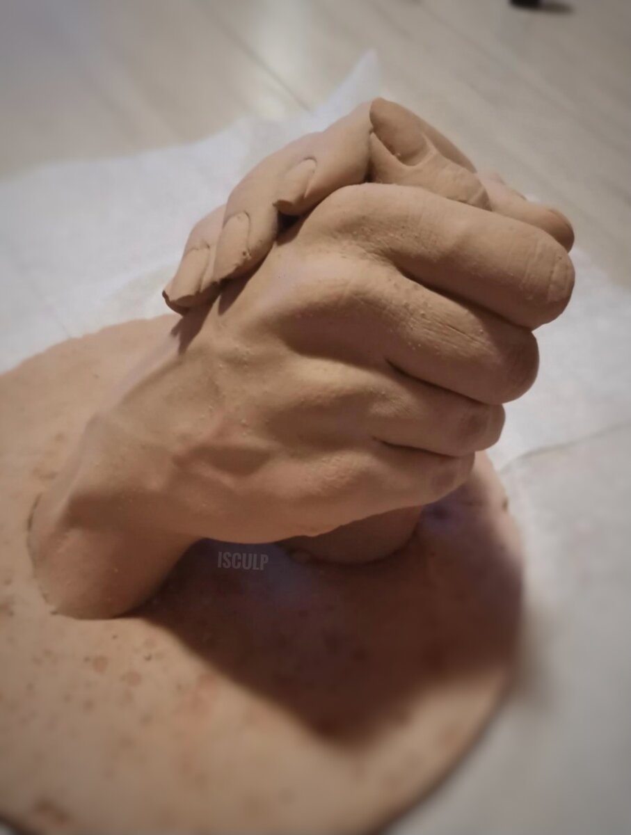 Скульптуры и слепки рук