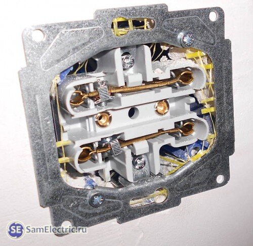 Розетка прочно закреплена, выпадать точно не будет!