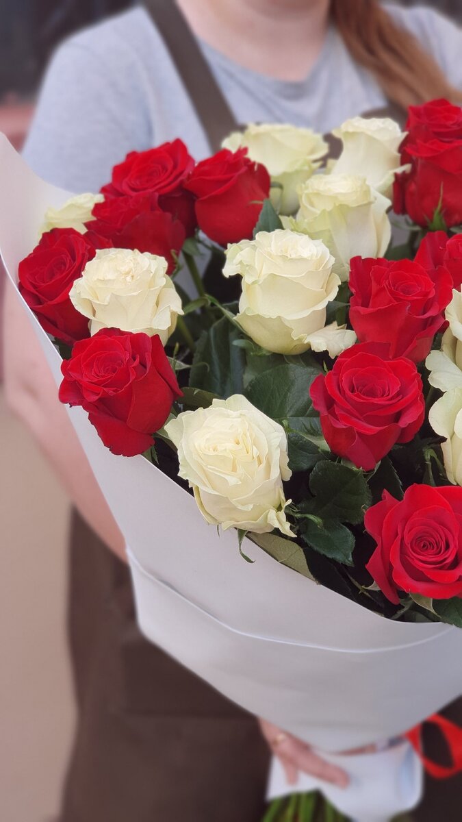 Букет из белых и красных роз. 