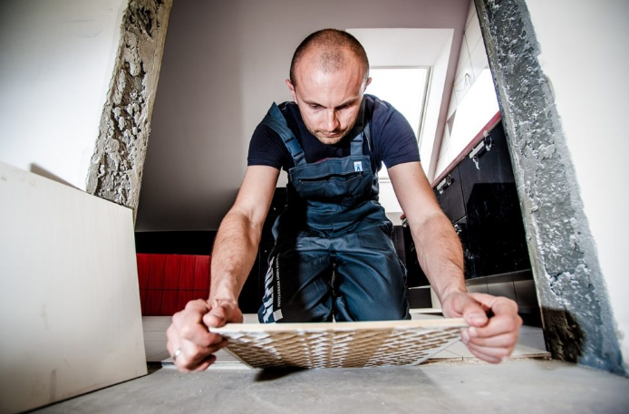 Если в новостройке потребуется только проложить проводку, то во вторичке – сначала демонтировать старую, а затем приступить к прокладке новой