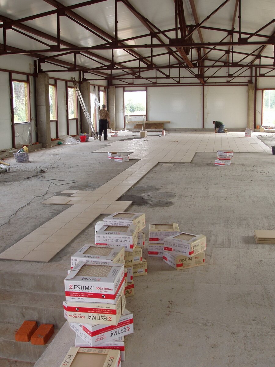 На таких площадях невозможно класть плитку по уровню.