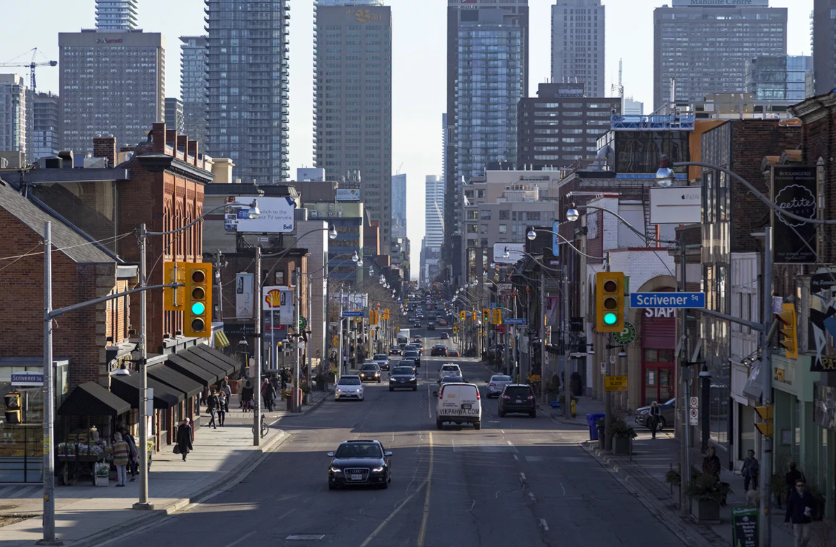 Самая прямая улица в мире. Канада улица Yonge Street. Торонто Йонг стрит. Улица Yonge Street, расположенная в Торонто. Самая длинная улица young Street в Торонто 1896 км.