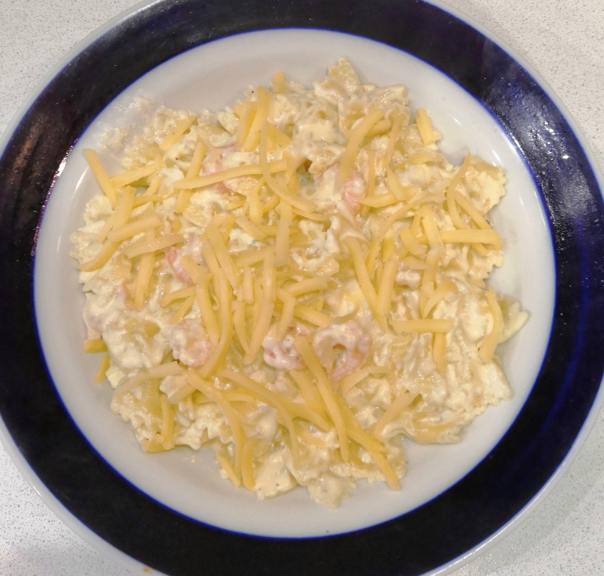 Можно посыпать пасту оставшимся сыром