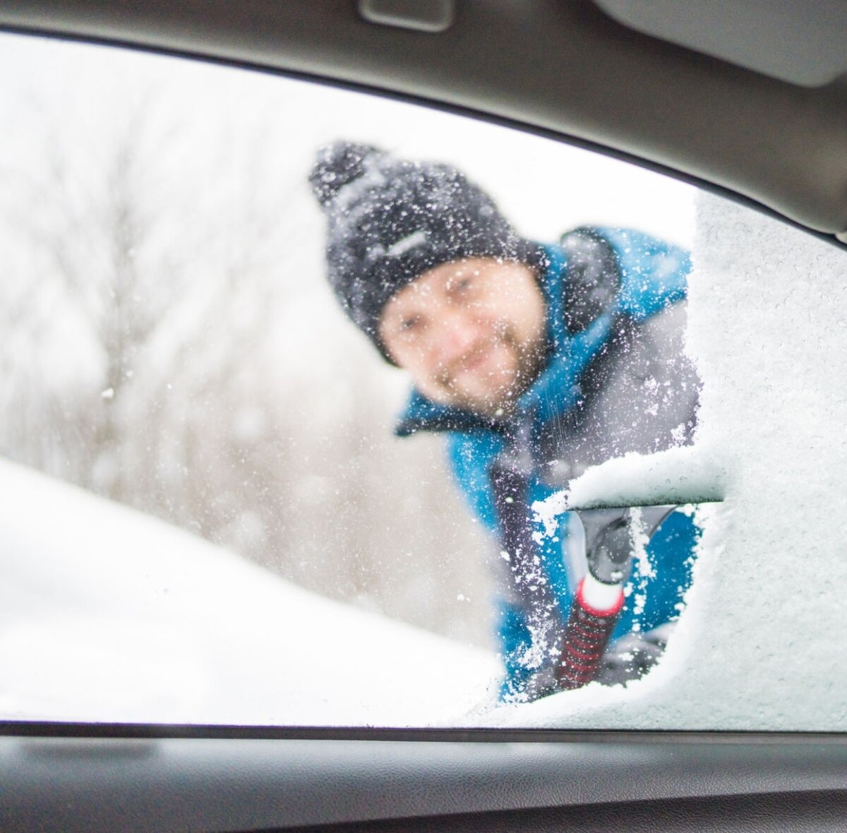 Рассказал соседу хитрость и больше он не мучается соскребая лед.