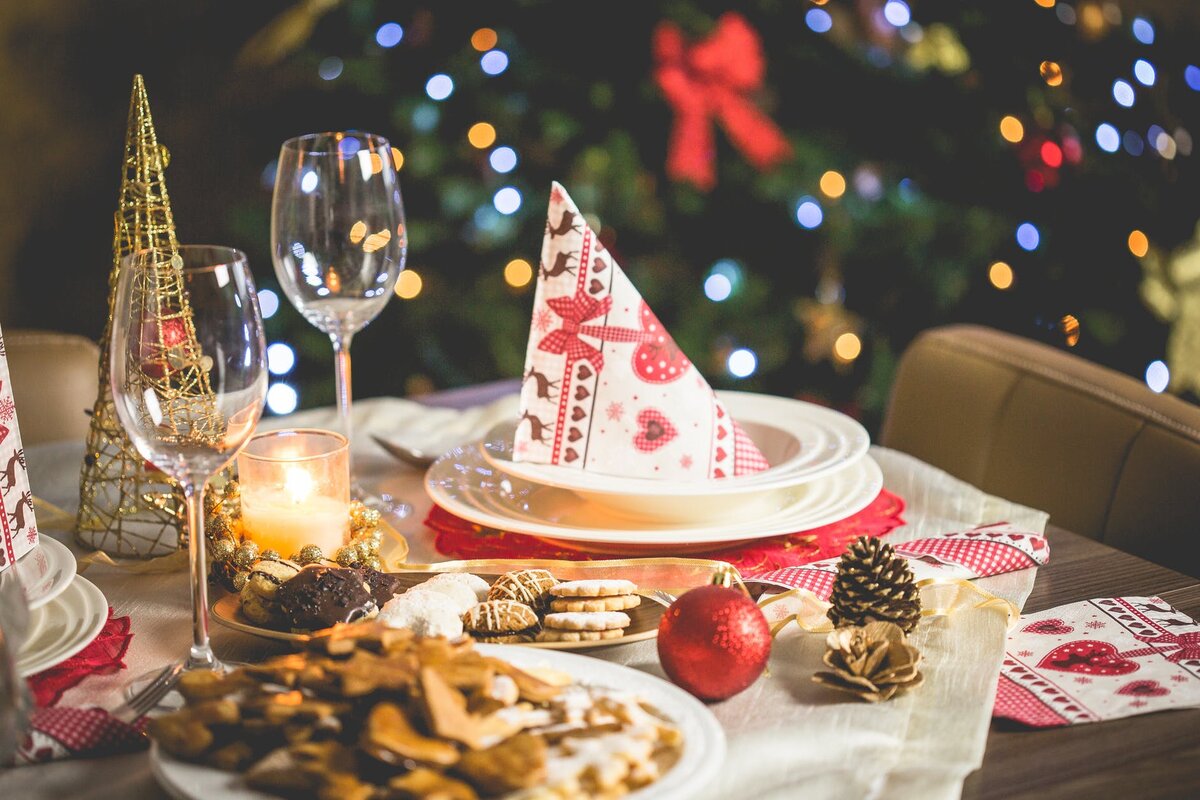 В этом году появился отличный повод провести Новый год по-семейному. Даже те, кто привык к шумным вечеринкам, скорее всего, будут отмечать праздник дома.