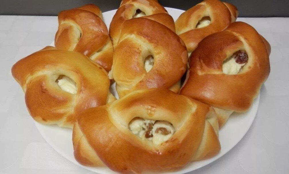 Булочка с творогом и изюмом. Рецепт приготовления