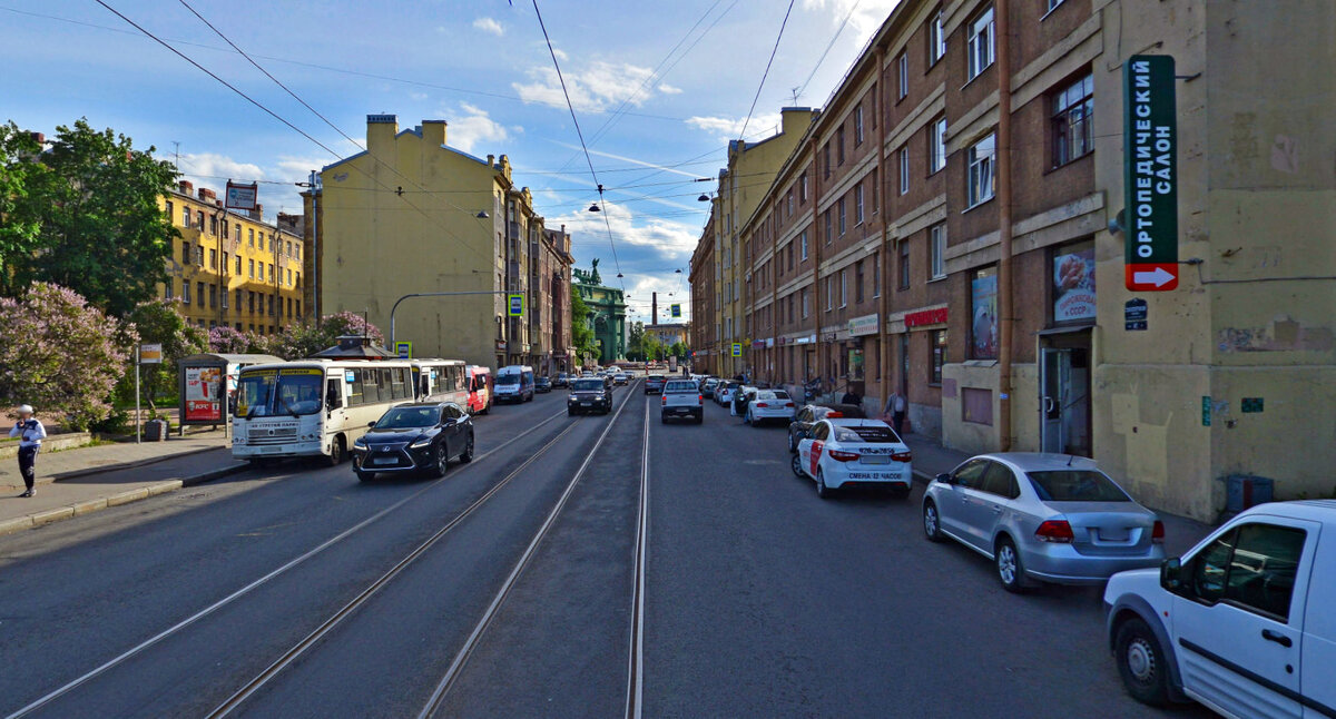 Площадь станции метро "Нарвская" - в прямой видимости