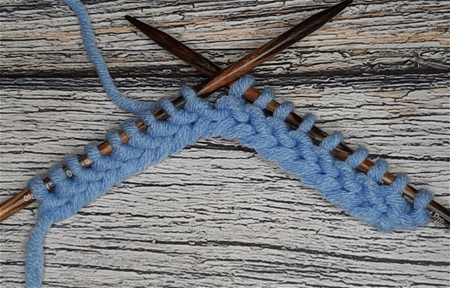 Петли на спицы набираем традиционным способом