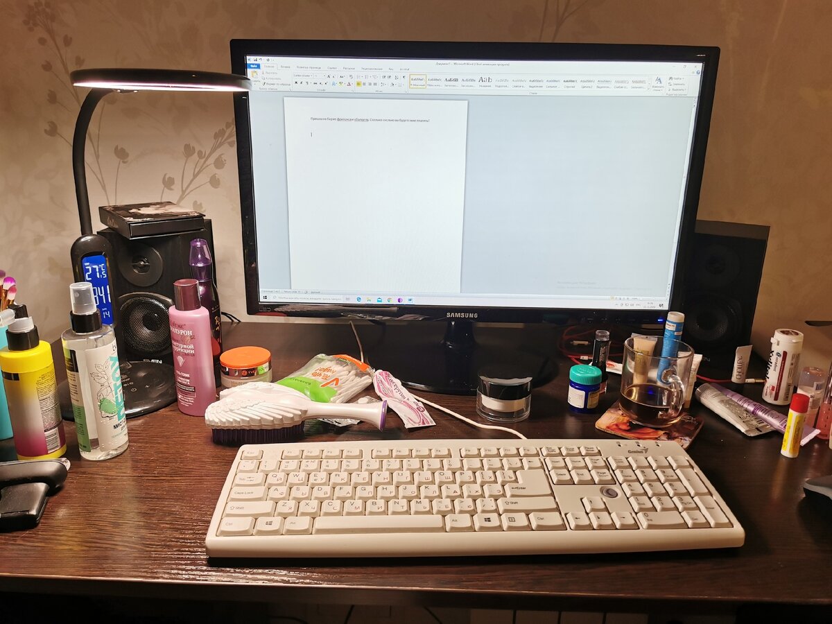 Да, это мой рабочий стол. Порядок в вещах - не для меня)