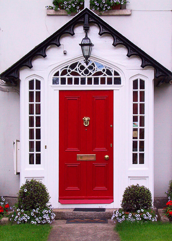 Почему красные двери в моде?