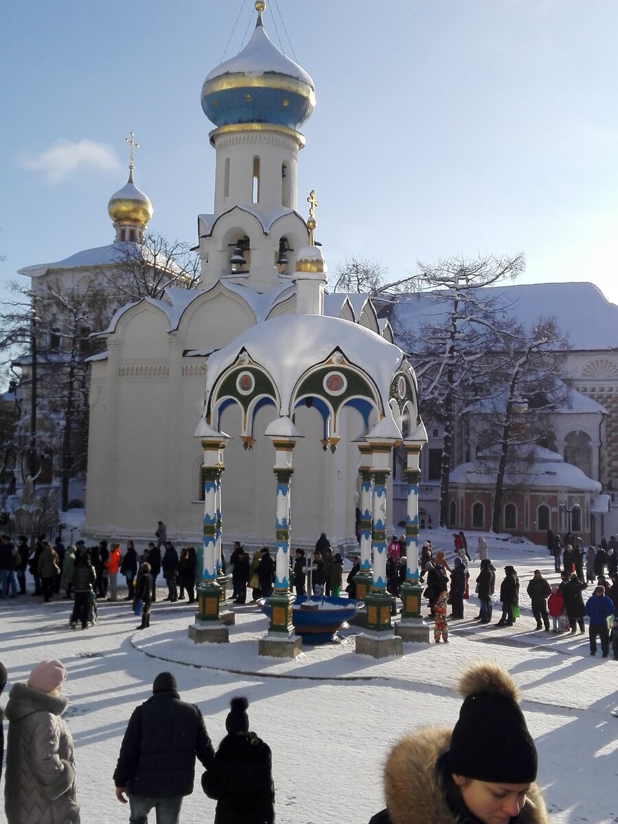 Очередь поклониться к мощам Сергия Радонежского