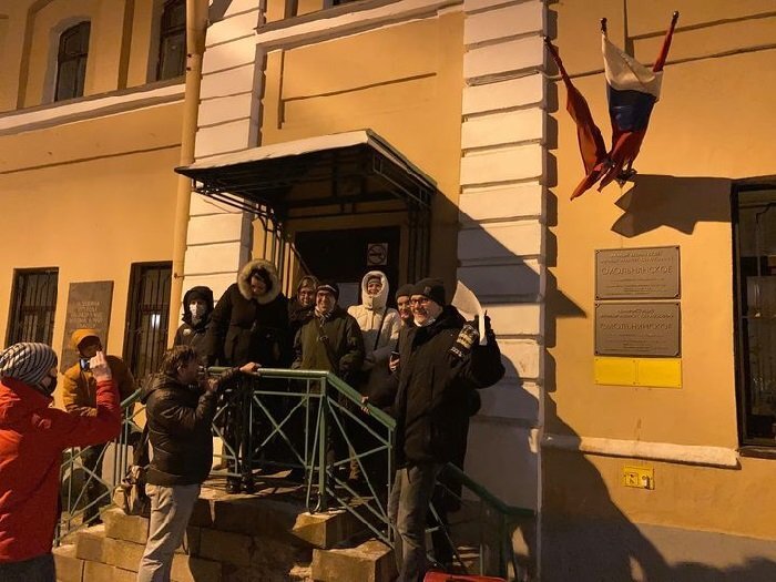 Заседание совета МО Смольнинское на крыльце. Источник: ВК-группа "Депутаты партии "Яблоко" в МО Смольнинское"