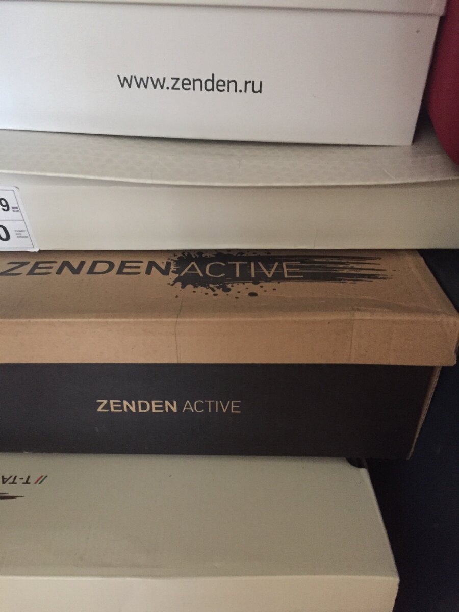 Очень много неактуальной обуви, вся в оригинальных коробках с чеками