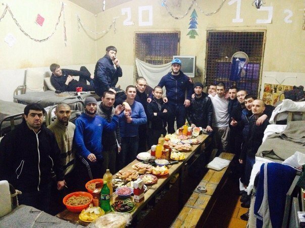 Может на вид стол и не очень, но сильно отличается от обычной "зоновской" баланды