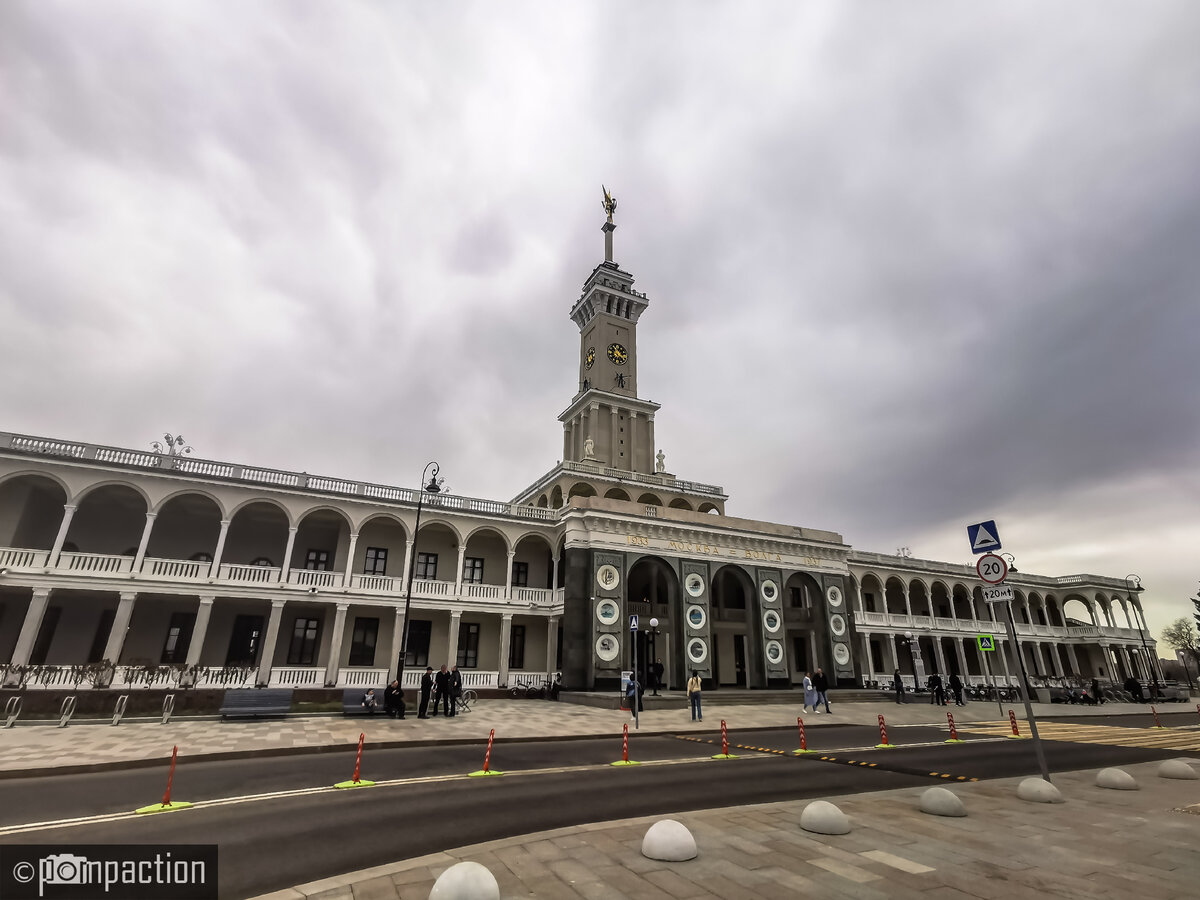 Вот такая узкая улица. Здание Северного Речного вокзала