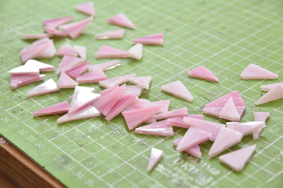 Кусочки стекла перед запеканием в печи