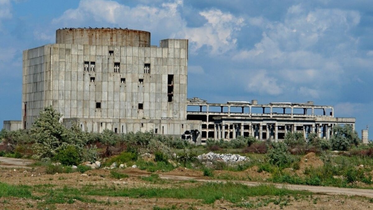 Первые проектные изыскания по этому объекту были проведены ещё в СССР в 1968 году. А непосредственно строительство этой АЭС было начато в 1975 году.
