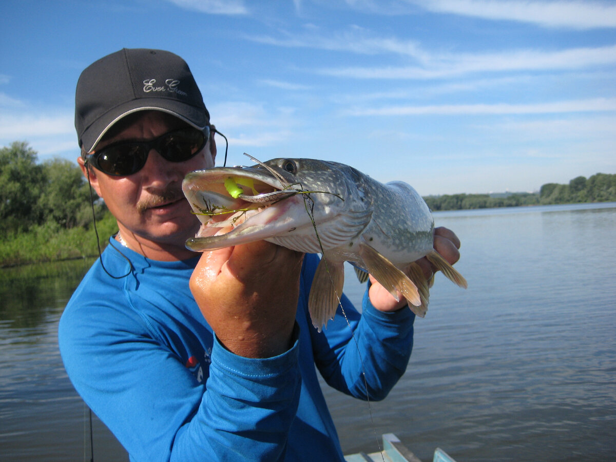  Самодельная блесна незацепляйка хорошо проходит заросли кубышки и соблазняет щуку на поклёвку. Фото автора.