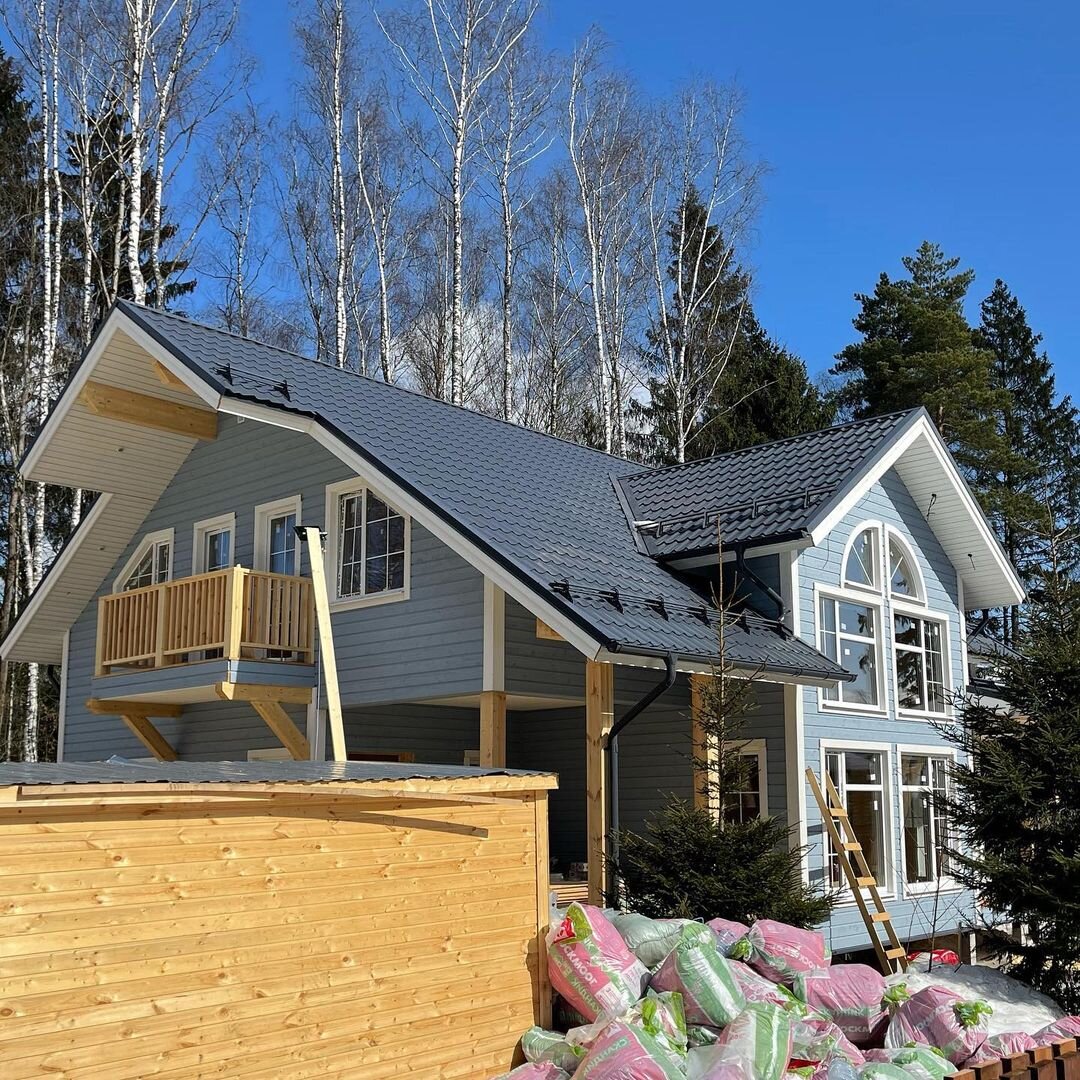 Светлые тона для фасадной отделки своего дома выбирают чаще всего молодые семейные пары