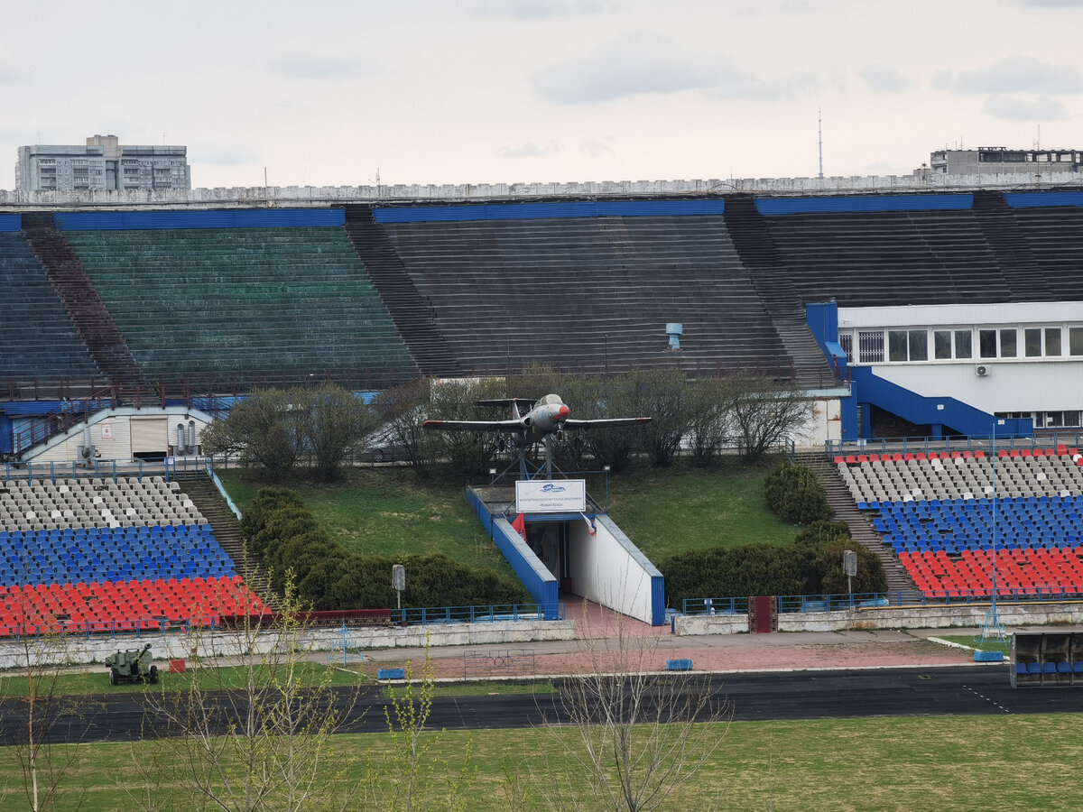 Трибуны стадиона и памятник самолёту Аэро Л-29 "Дельфин" 
