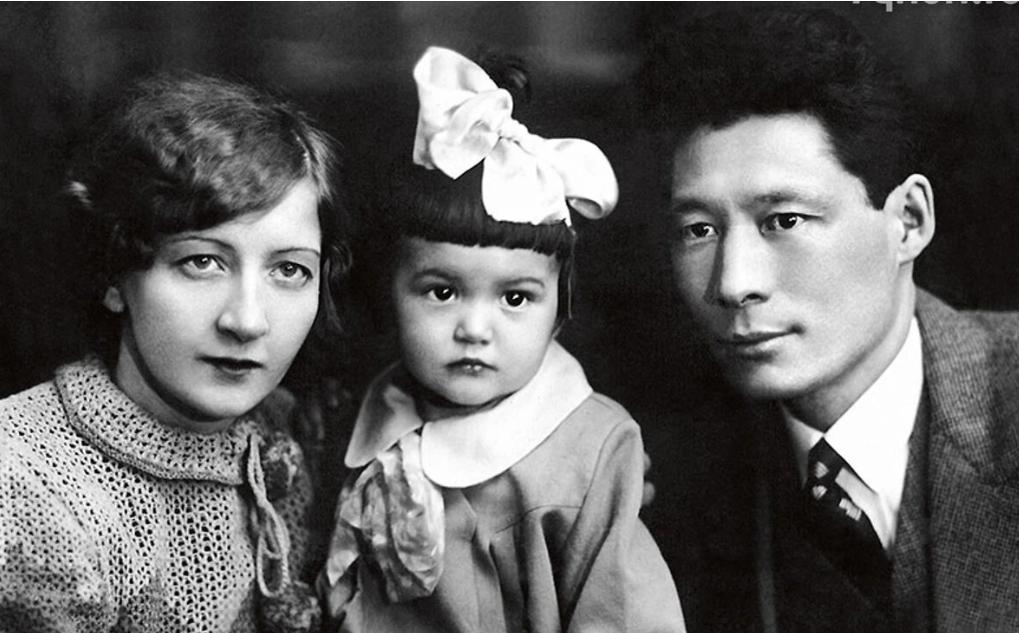 Кюнна с родителями.