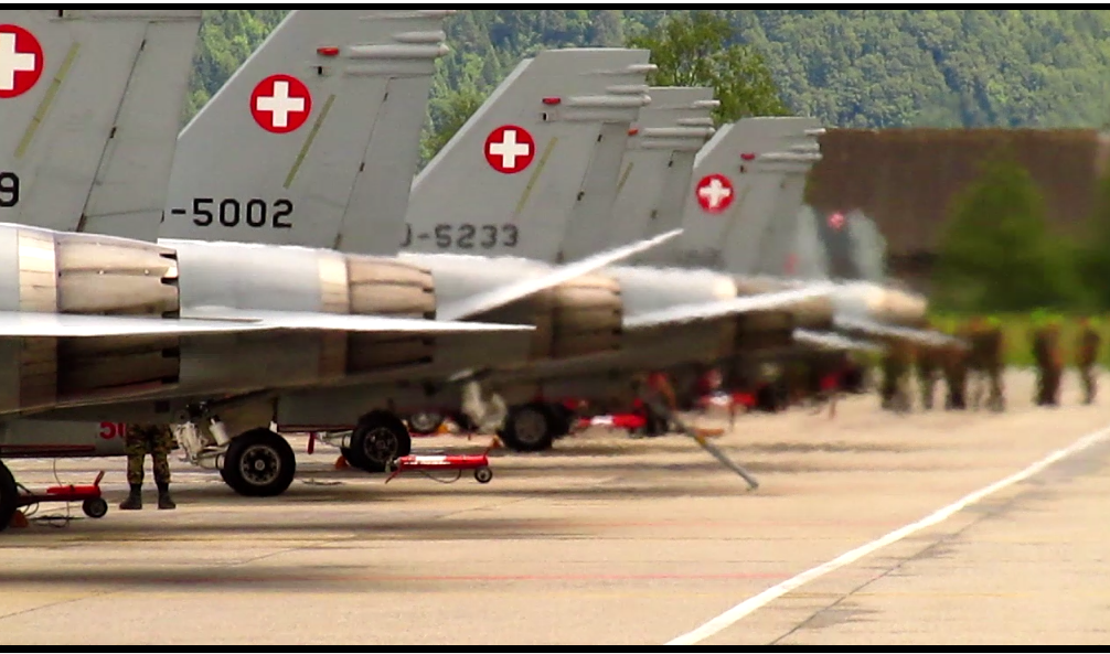 Самолёты F-18 "Хорнет" ВВС Швейцарии на авиабазе Майринген - на предполётной подготовке (фото из личного архива)