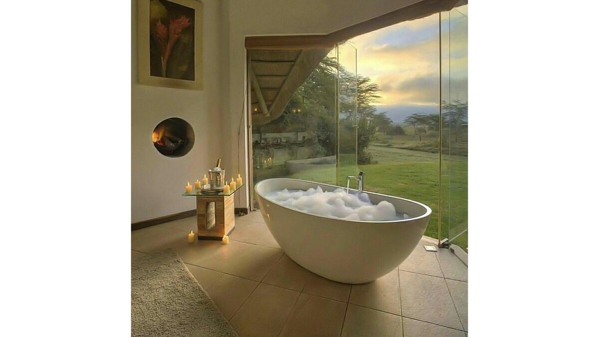 Большие окна 
Обильные осадки, сильные ветры и штормы, а также бури - в наши дни мы все чаще слышим об опасных атмосферных явлениях. На первый взгляд может показаться, что большие стеклянные поверхности не обеспечат нам безопасность в случае резких погодных изменений и не только тогда, но и во время краж со взломом - можно подумать, что чем больше стекла, тем легче попасть внутрь. Что правда?
Застекленные поверхности - синоним современного строительства

Максимально большое остекление - несомненно, тренд современного строительства. И когда речь идет о больших офисных зданиях и жилых домах. Намного чаще, чем несколько лет назад, мы сталкиваемся с окнами больших размеров и раздвижными дверями патио.
Можно даже рискнуть заявить, что они стали визитной карточкой современной архитектуры. И это неудивительно, потому что, с одной стороны, они выглядят очень эффектно, например, из-за «легкости», с которой они вписываются в фасад здания, с другой - это чрезвычайно практичные решения.
Они не только отлично освещают и нагревают интерьер, но и обеспечивают лучший энергетический баланс зданий. Со всеми этими преимуществами застекленные поверхности также остаются чрезвычайно безопасным решением.

Примером того, насколько большое внимание уделяется безопасности, является система раздвижных дверей построенная на основе системы современных оконных профилей. В дверях террасы можно использовать различные виды остекления.
Есть, например, закаленное стекло с повышенной устойчивостью к механическим воздействиям, а также так называемое безопасное стекло, характеризующееся наклеенной фольгой, которая в случае возможной поломки останется в плоскости окна. Если вы хотите еще больше повысить безопасность, вы можете выбрать стекло с защитой от взлома, изготовленное из многослойного или полимерного стекла. В этом случае риск разбить стекло практически невозможно.