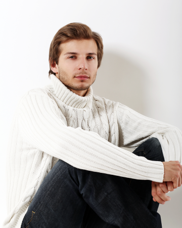 Мужчина в свитере смотрится мило и "уютно"