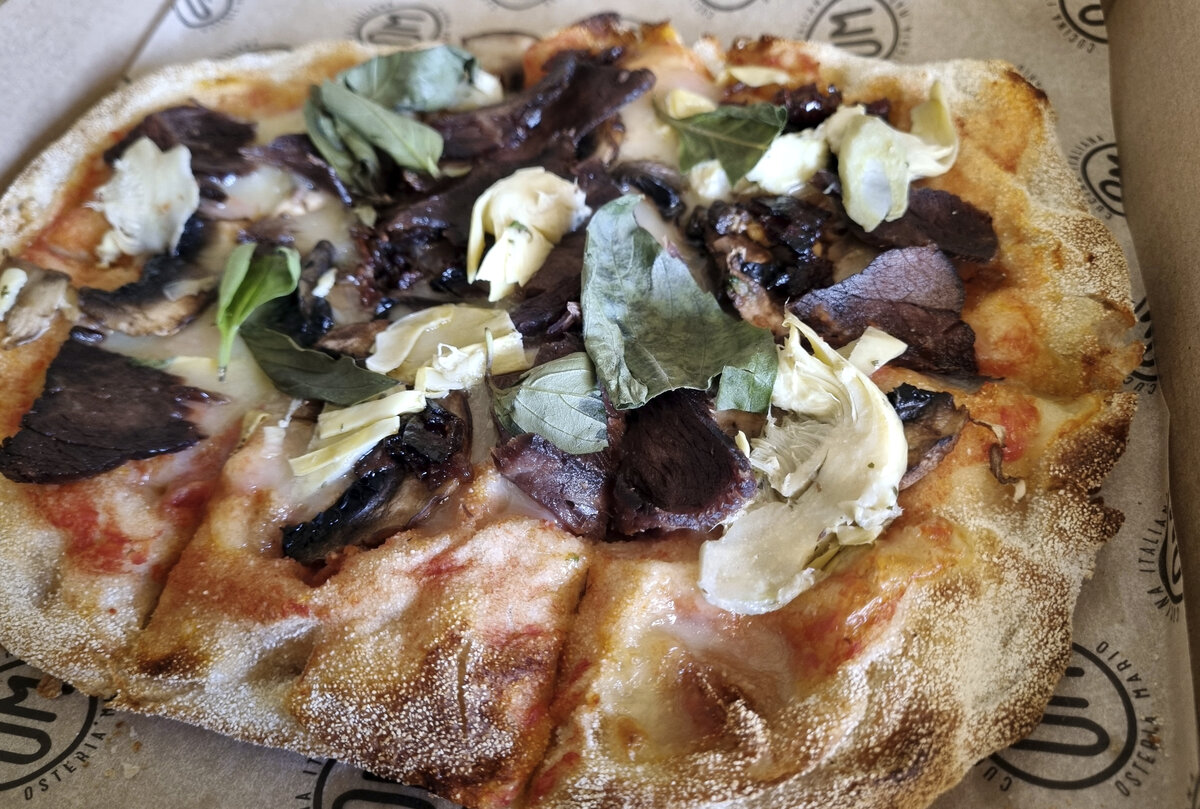 Osteria Mario: римская пицца с говяжьими щеками и артишоками, 300г за 570₽