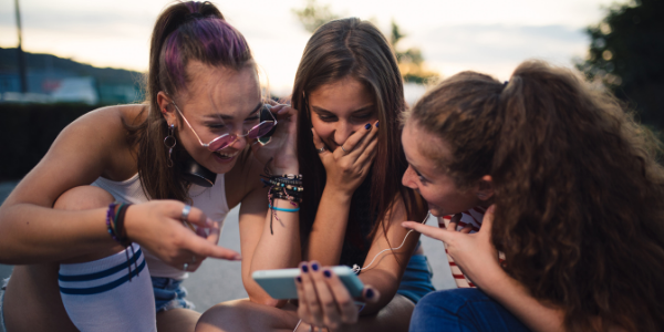 Авторские права и мемы – одна из самых сложных тем интеллектуальной собственности. Кто может владеть вирусно распространяющимся в сети контентом, как их регистрировать и использовать в коммерческих целях, расскажем подробнее в нашей статье.  