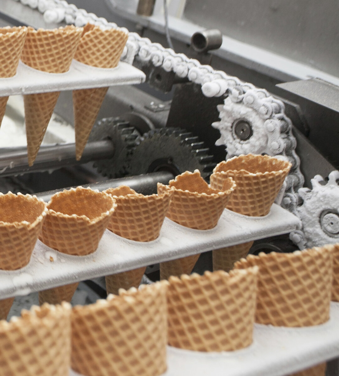 Мороженое в вафельном рожке - любимое многими лакомство