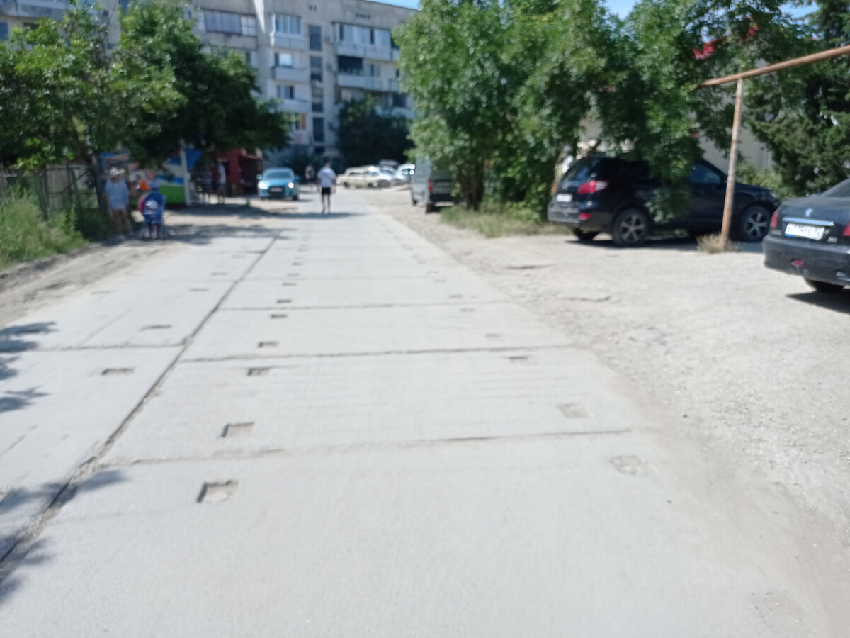 Дорога во дворах.