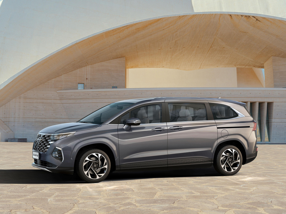 Дешевая версия Kia Carnival от Hyundai для РФ 7 мест 8-ст АКПП и сдвижные  двери Много фото характеристики и цены  Сlickoncar  Дзен